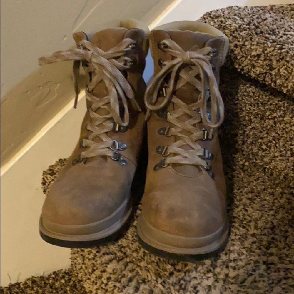 Hikeing boots
